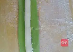 Illustration of how to make green pepper and pork dumplings 5