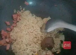 Illustration of how to make ham fried noodles 4