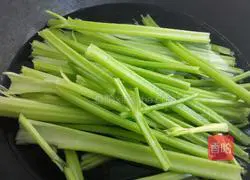 Illustration of how to make soft Longli fish and celery buns 3