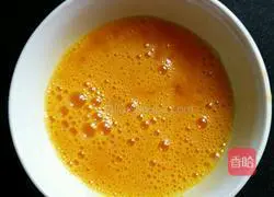 Illustration of how to make prawn and egg fried rice 1