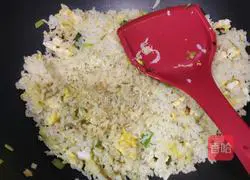Illustration of how to make egg fried rice 8