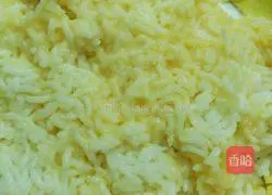 Illustration of how to make fried rice with peas, carrots and eggs 4