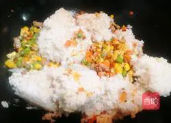 Illustration of how to make colorful fried rice with peas and corn 6