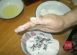 Illustration of how to make black sesame glutinous rice cakes 1