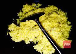 Illustration of how to make simple golden egg fried rice 6