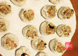 Illustration of how to make Shaomai with dumpling wrapper 4