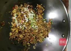 Illustration of how to make curry beef, sauce and egg fried rice 10