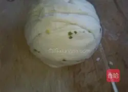 Illustration of how to make soft scallion pancakes 7