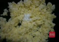 Illustration of how to make egg yolk fried rice 4