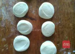 Illustration of how to make leek and egg dumplings 11