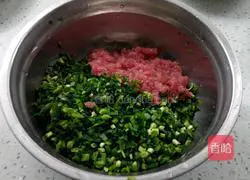 Illustration of how to make leek and meat buns 3