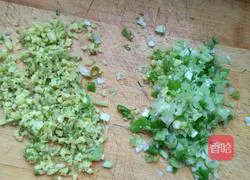 Illustration of how to make steamed buns with melon and chives 3