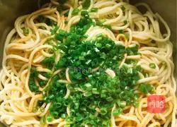 Illustration of how to make noodles with scallion oil 3