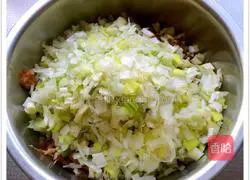 Illustration of making large stuffed wontons 1