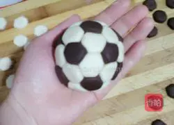 Illustration of how to make football steamed buns 4