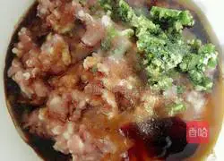 Illustration of how to make leek and pork wontons 3