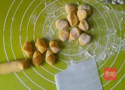 Illustration of how to make homemade pumpkin dumpling wrappers 5