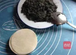 Illustration of how to make sesame rolls with dumpling skin 3