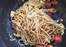 Illustration of how to make fried noodles with egg sausage 6