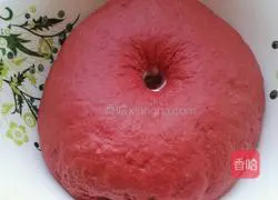 Illustration of how to make rose steamed buns (red yeast powder) 5