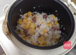 Illustration of how to make braised rice with sweet potato and sausage 8