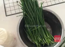 Illustration of how to make pork and leek dumplings 1