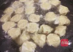 Illustration of how to make spicy and sauerkraut wontons 14