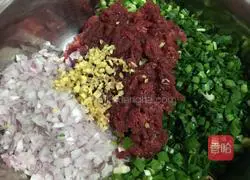 Illustration of how to make two-color beef dumplings 1