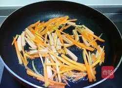 Illustration of how to make fried noodles with garlic chili sauce 8