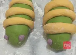 Illustration of how to make caterpillar steamed buns 6