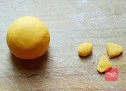 Illustration of how to make Lucky Golden Pig Steamed Buns 7