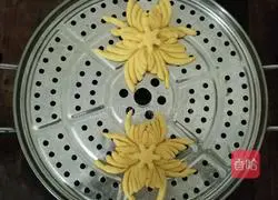 Illustration of how to make pumpkin and chrysanthemum steamed buns 15