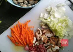 Illustration of how to make mushroom noodles 1