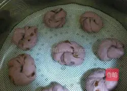 Illustration of how to make purple sweet potato and raisin steamed buns 4