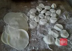 Illustration of how to make dumplings stuffed with celery leaves 7