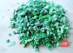 Illustration of how to make leek and egg dumpling stuffing 12