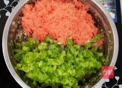 Illustration of how to make green pepper, carrot and meat dumplings 2