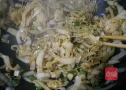 Illustration of how to make potato and pickled vegetable buns 6