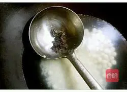 Illustration of how to cook glutinous rice balls with rice wine and osmanthus 7