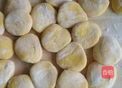 Illustration of making homemade pumpkin dumpling skins 5