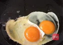 Illustration of how to make sausage and egg fried rice 4