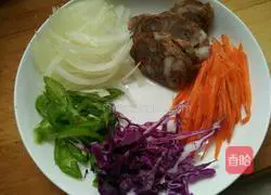 Illustration of how to make sausage fried noodles 1