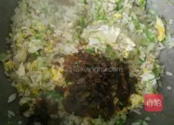 Illustration of how to make cabbage and egg fried rice 7