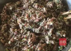 Illustration of how to make fresh meat and fungus wontons 3