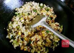 Illustration of how to make sausage and vegetable curry fried rice 8