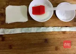 Illustration of how to make wonton skin scallion pancakes 6