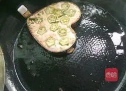 Illustration of how to make carrot okra pancakes 7