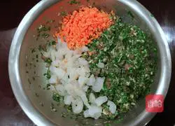 Illustration of how to make dumplings with three fresh fillings 3