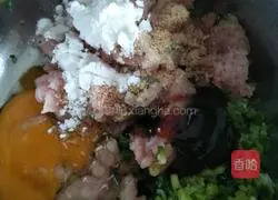 Chicken stuffing is large Illustration of how to make wontons 3