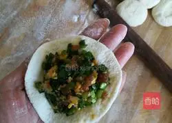 Illustration of how to make leek, egg and meat buns 8